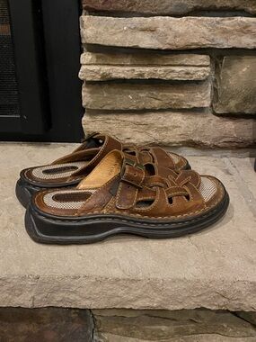 Woman’s Brown Leather Slide Sandals with Cushioned Sole